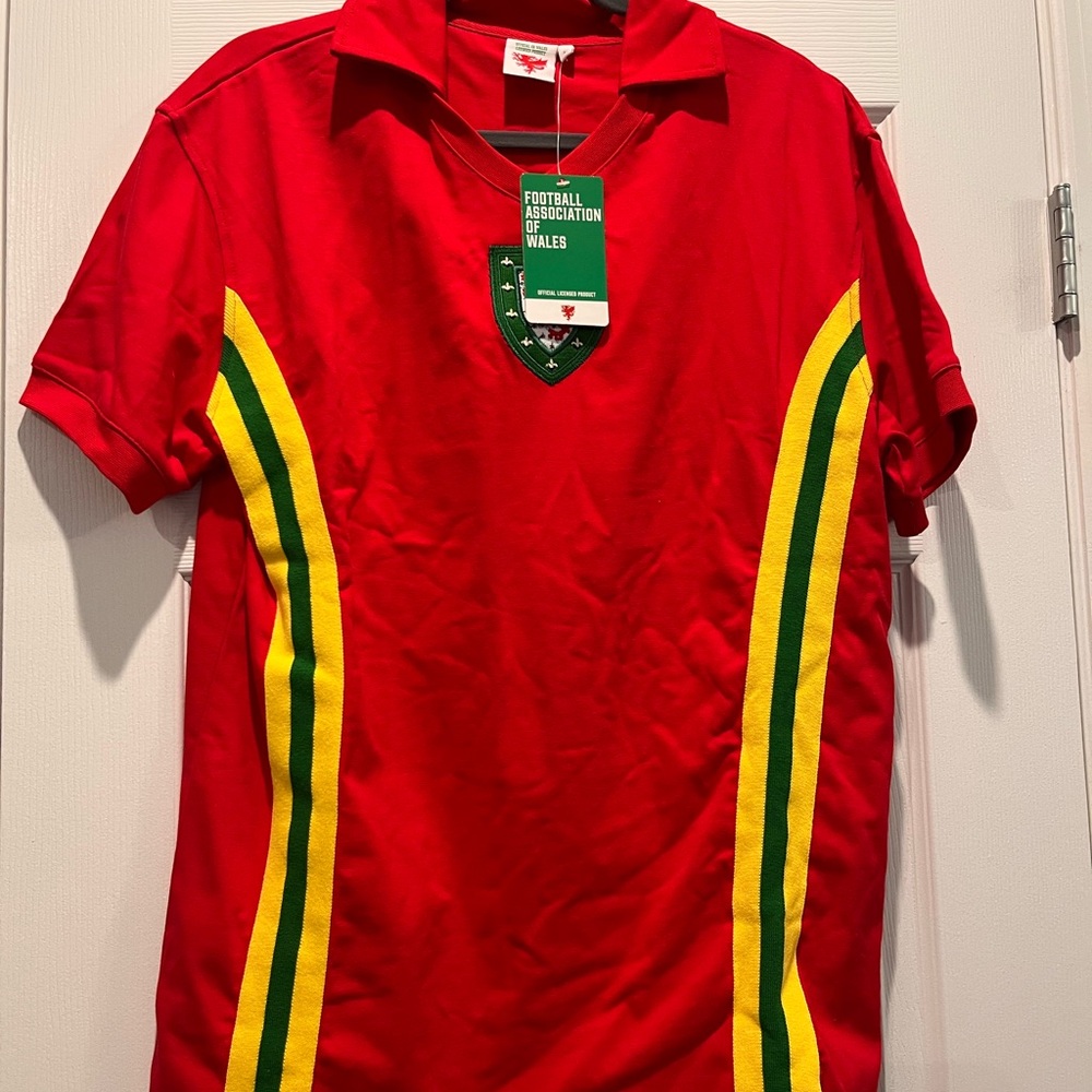 Men’s NWT welsh football polo shirt